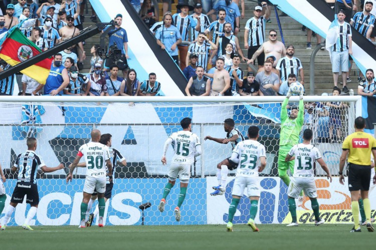 Nova derrota do Grêmio, vice-lanterna do Brasileirão, causou revolta na torcida, que invadiu o gramado ao fim do jogo e depredou a cabine do VAR. 