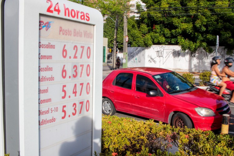 Preço do litro da gasolina em Fortaleza varia de R$ 6,25 a R$ 6,999
