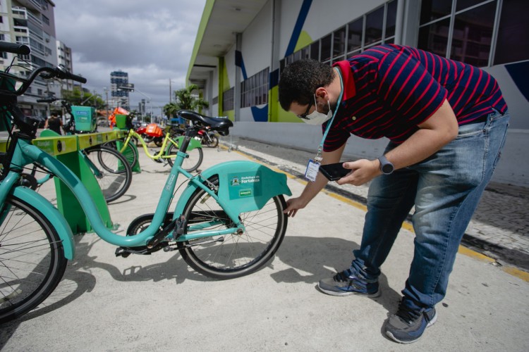 Checar se os pneus estão cheios é um passo essencial antes de retirar a bicicleta da estação.