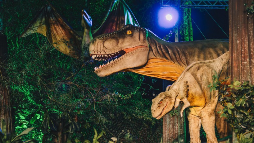 Em jogo de “Jurassic World”, administre um parque de dinos