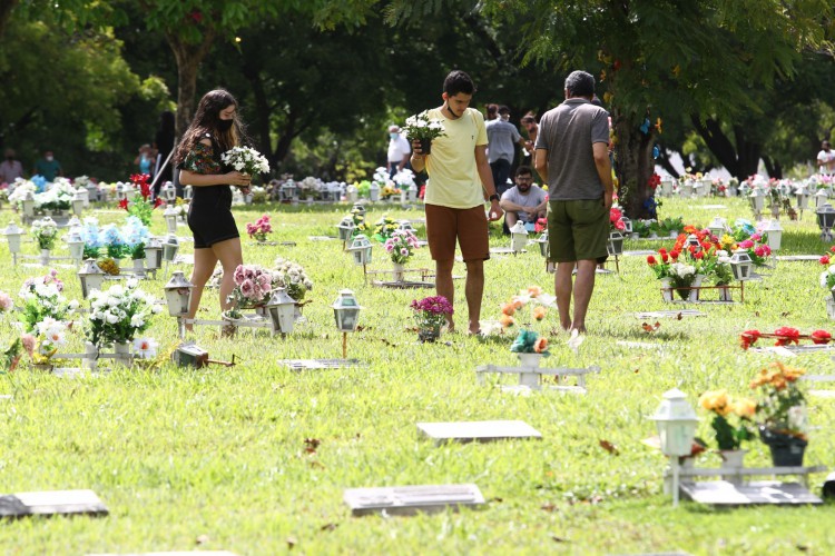 FORTALEZA,CE, BRASIL, 02.11.2021: Movimentação nos cemitérios no dia de Finados. Cemitério Parque da Paz.   (Fotos: Fabio Lima/O POVO).