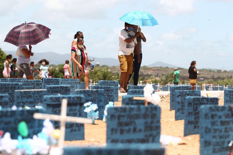 FORTALEZA,CE, BRASIL, 02.11.2021: Movimentação nos cemitérios no dia de Finados. Cemitério do Bom Jardim.  