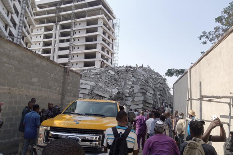 Prédio em construção desabou em Lagos, maior cidade da Nigéria, nessa segunda-feira, 1º de novembro. 