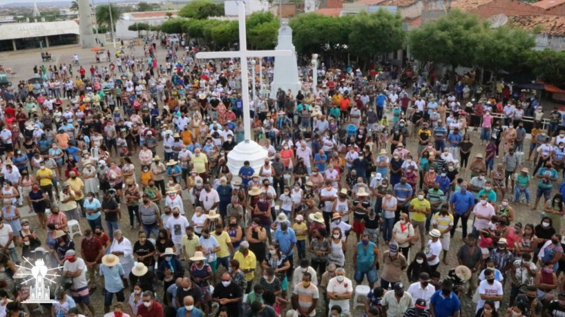 Romeiros acompanharam celebração de encerramento da Romaria de Finados no calçadão da Capela do Socorro(foto: Rozelia Costa/Especial para O POVO)