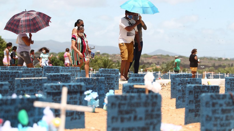 FORTALEZA,CE, BRASIL, 02.11.2021: Movimentação nos cemitérios no dia de Finados. Cemitério do Bom Jardim.  