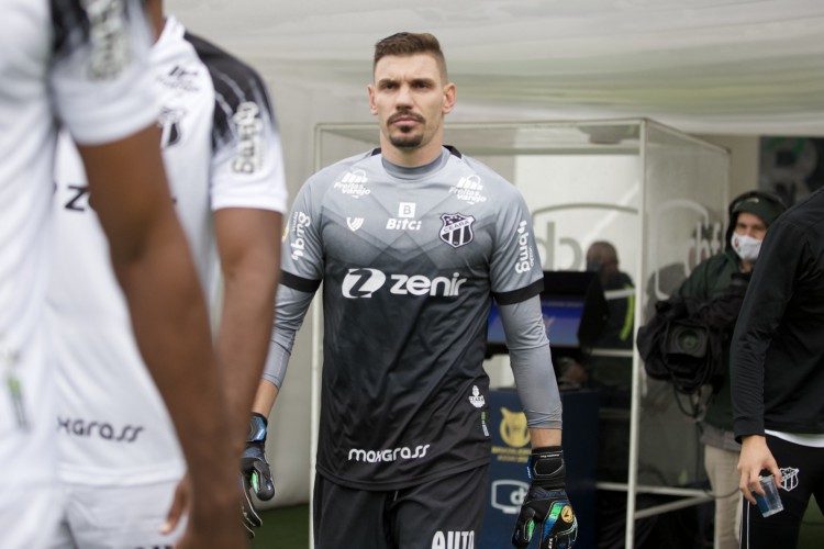 Goleiro João Ricardo entra em campo no jogo Juventude x Ceará, no Alfredo Jaconi, pelo Campeonato Brasileiro Série A