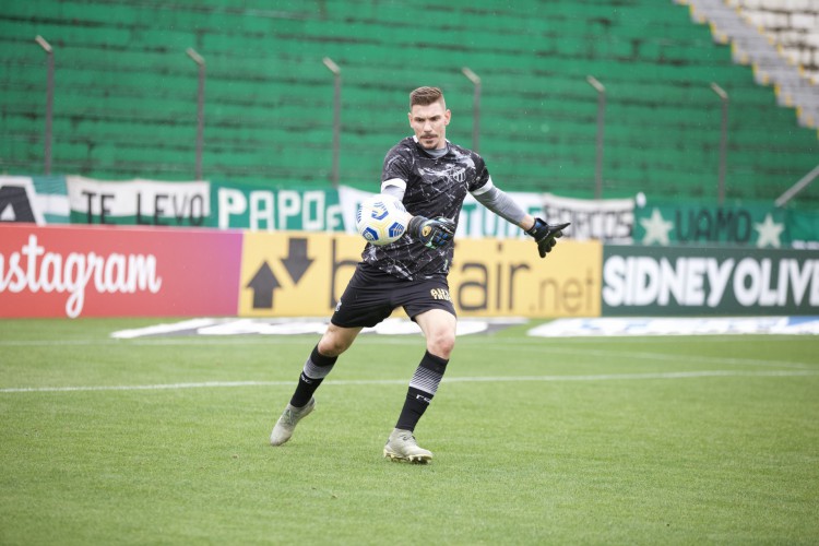 Goleiro João Ricardo com a bola em aquecimento antes do jogo Juventude x Ceará, no Alfredo Jaconi, pelo Campeonato Brasileiro Série A