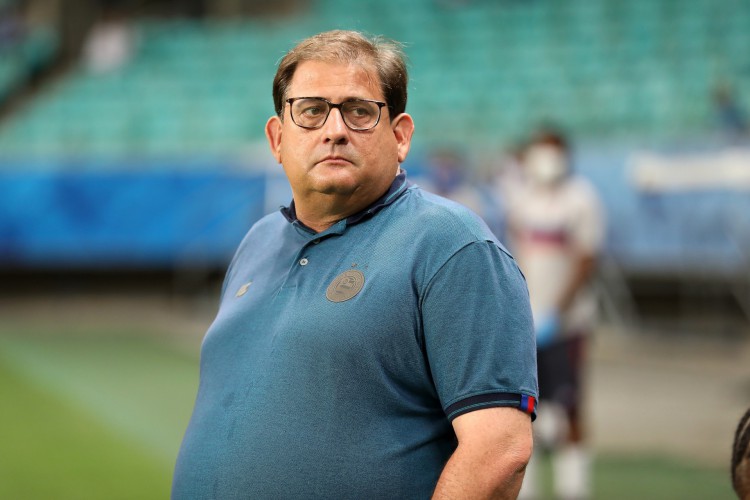 Técnico Guto Ferreira à beira do campo no jogo Bahia x Ceará, na Fonte Nova, pelo Campeonato Brasileiro Série A