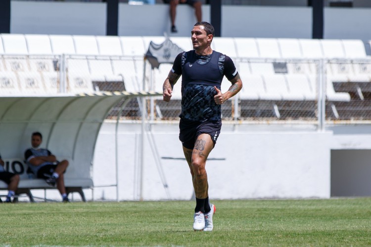 Meia Vina em treino do Ceará no estádio Carlos de Alencar Pinto, em Porangabuçu