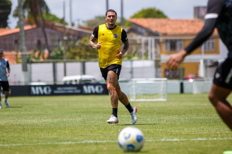 Meia Vina em treino do Ceará no estádio Carlos de Alencar Pinto, em Porangabuçu