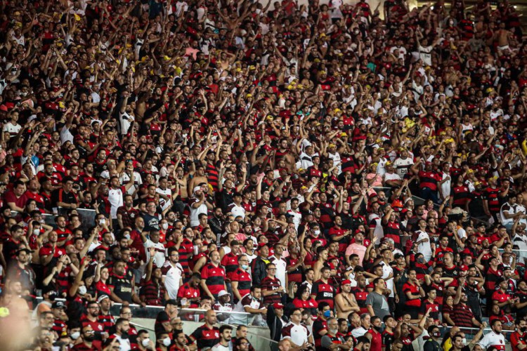 Flamengo é denunciado no STJD por canto homofóbico em jogo com Grêmio