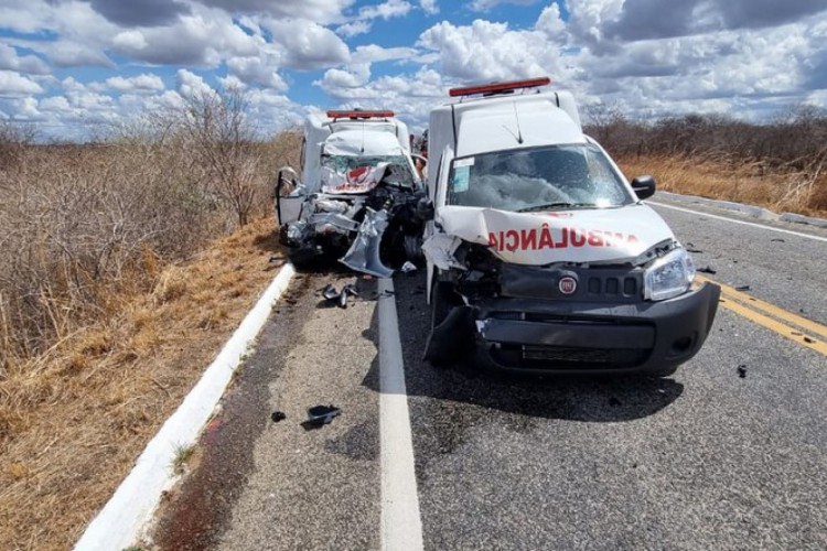 Acidente entre ambulâncias e carro deixa dois mortos na  CE-138