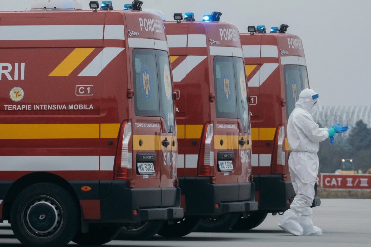 Equipe médica usando equipamento de proteção individual (EPI) é vista após a transferência de um paciente da Covid-19 para um avião militar alemão