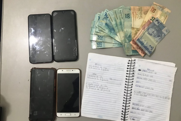 Foram encontrados celulares, R$ 1,3 mil e um caderno com anotações sobre o comércio de drogas em Catunda