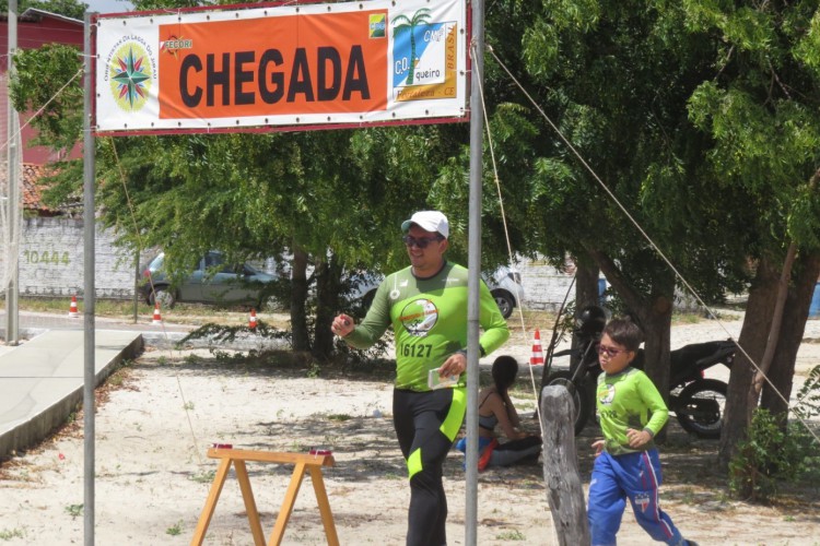 Orientistas chegando ao fim do trajeto da competição