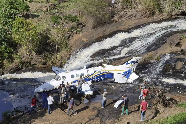 Queda do avião da cantora Marília Mendonça.