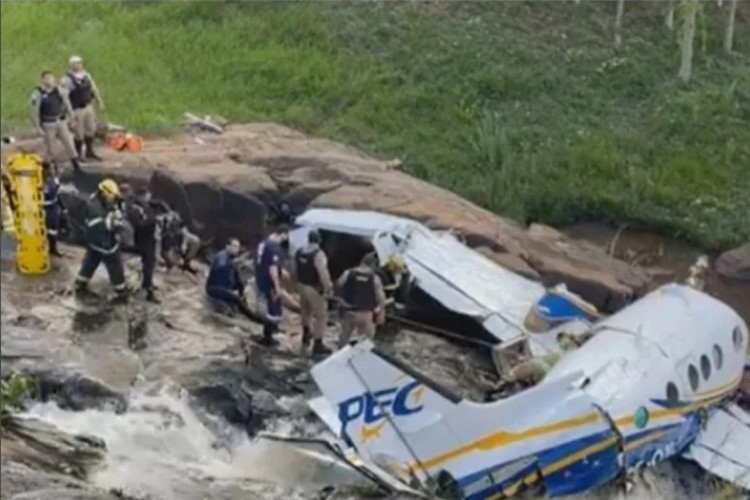 Queda do avião da cantora Marília Mendonça.