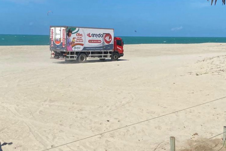 Trânsito de veículos em plena faixa de areia tem se tornado comum na Praia do Preá