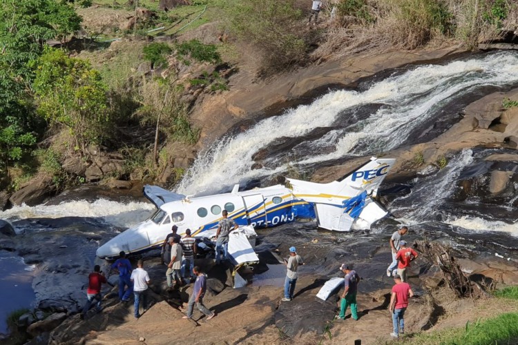 Bimotor que levava a cantora, o tio dela e um assessor, além do piloto e co-piloto caiu na última sexta-feira, 5, não havendo nenhum sobrevivente