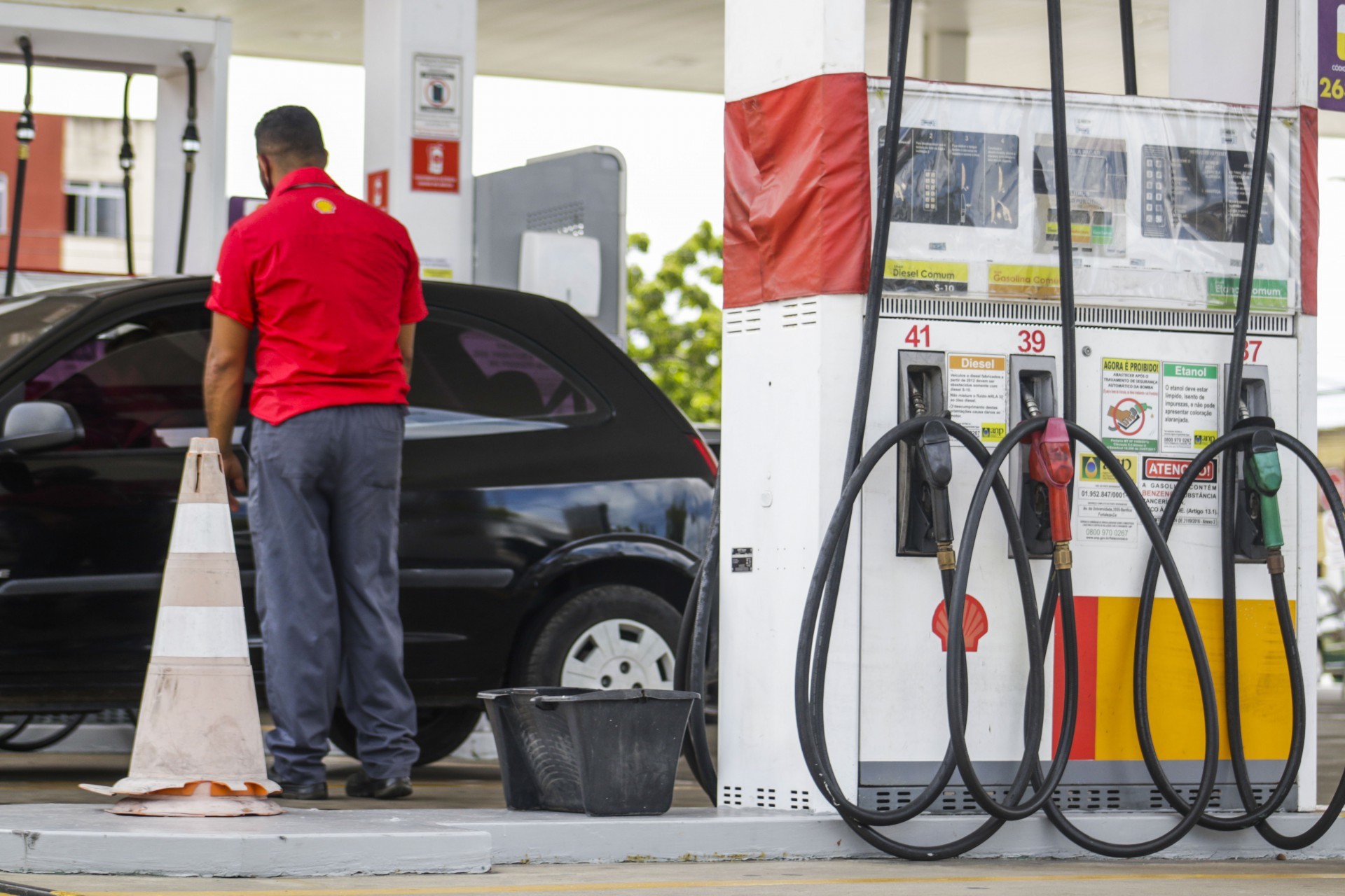 ￼ Ano 2022 mantém tendência de redução no preço dos combustíveis e litro da gasolina e álcool ficam mais baratos  (Foto: Thais Mesquita)