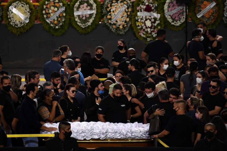 Parentes e amigos choram ao lado do caixão da cantora brasileira Marília Mendonça, na tarde deste sábado, 6