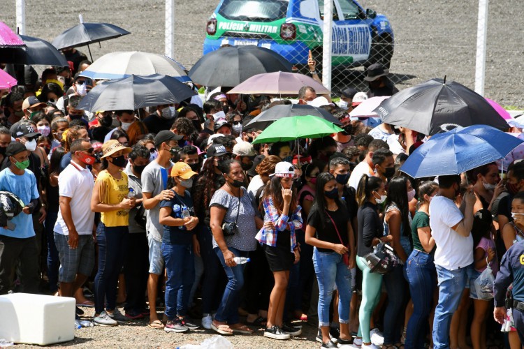 Fãz fazem fila para homenagear a cantora brasileira Marília Mendonça, durante seu velório no centro esportivo Arena Goiânia, neste sábado, 6