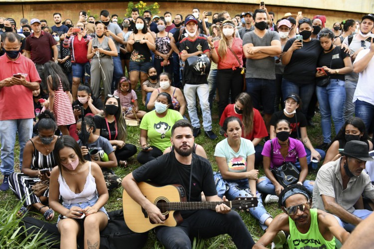 Fãz fazem fila para homenagear a cantora brasileira Marília Mendonça, durante seu velório no centro esportivo Arena Goiânia, neste sábado, 6