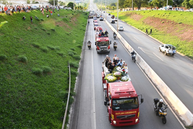 Caminhão da brigada de bombeiros militar transportando o corpo da cantora brasileira Marília Mendonça pela rodovia GO-020 até o Memorial Parque do Cemitério, em Goiânia