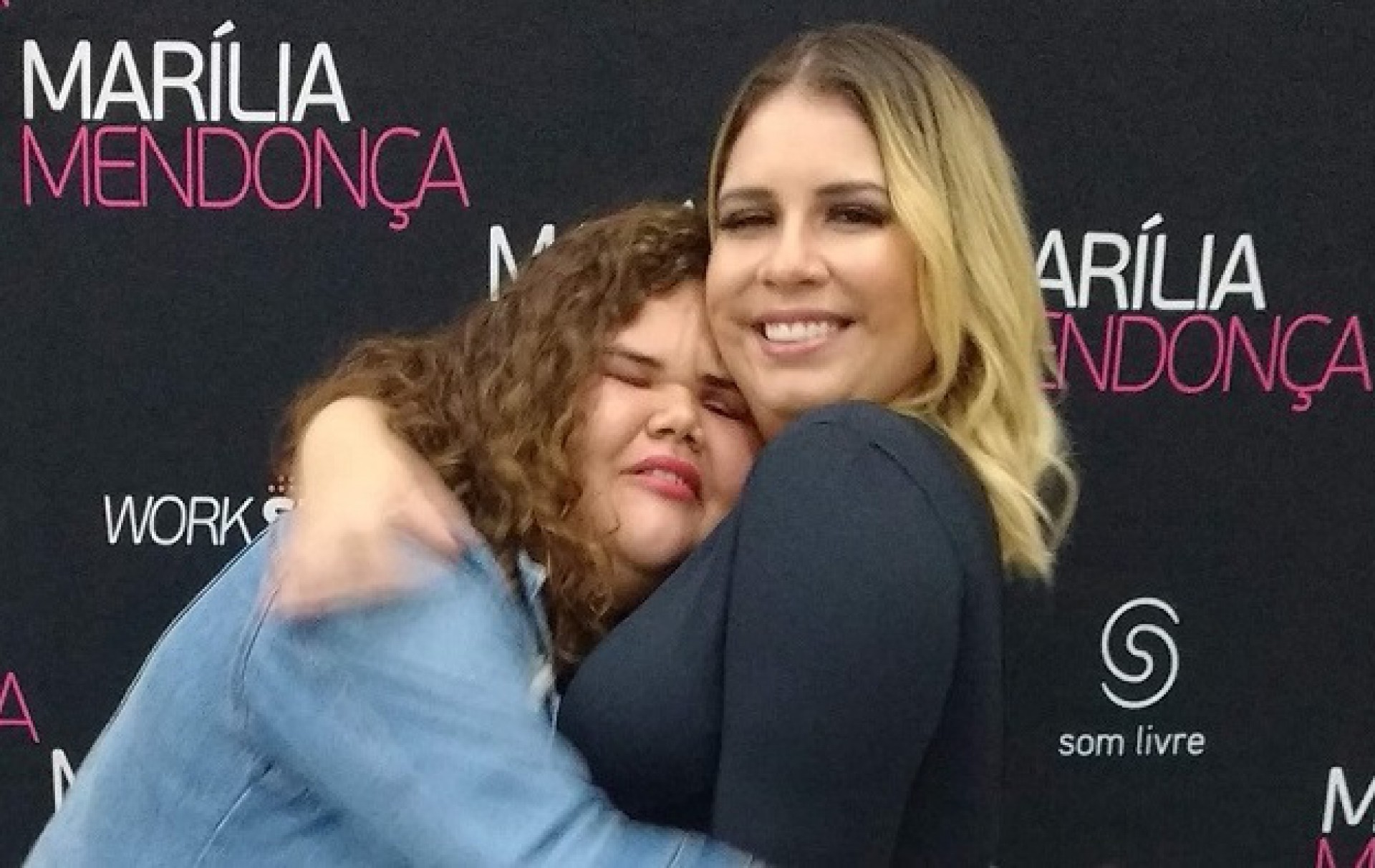 A fã cearense Alexsandra Bruna em encontro com a cantora Marília Mendonça durante show da artista em Fortaleza