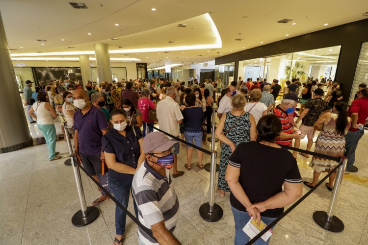 Fila para imunização contra a Covid-19 neste domingo no Iguatemi, em Fortaleza 