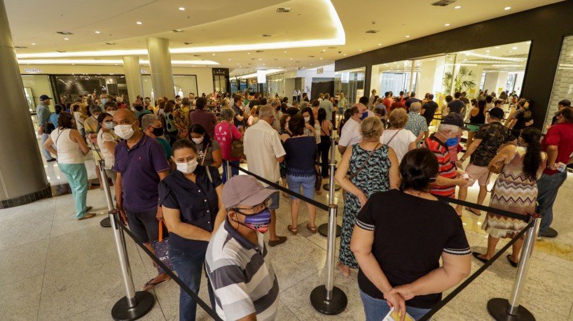 Fila para imunização contra a Covid-19 neste domingo no Iguatemi, em Fortaleza (foto: Thais Mesquita)