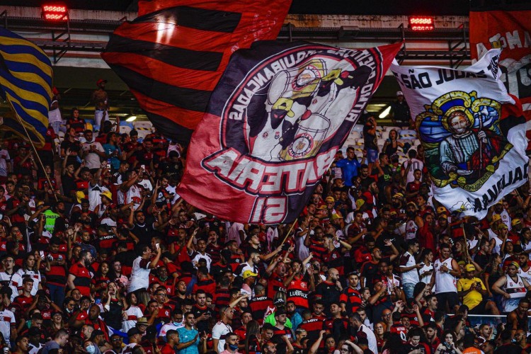 Torcedores do Flamengo nas arquibancadas do Maracanã após retomada do público