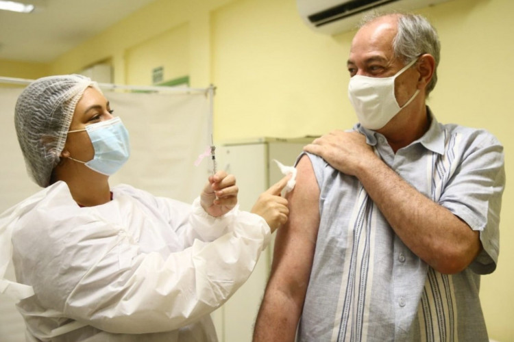 Ciro Gomes recebe terceira dose da CoronaVac, em Fortaleza