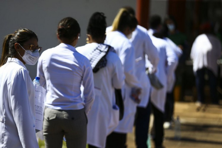 Médicos chegam ao local de prova para a segunda etapa do Exame Nacional de Revalidação de Diplomas Médicos Expedidos por Instituição de Educação Superior Estrangeira (Revalida) 2020, em Brasília.