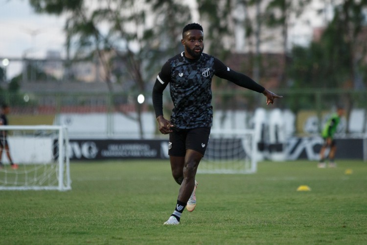 Atacante Steven Mendoza em treino do Ceará no estádio Carlos de Alencar Pinto, em Porangabuçu