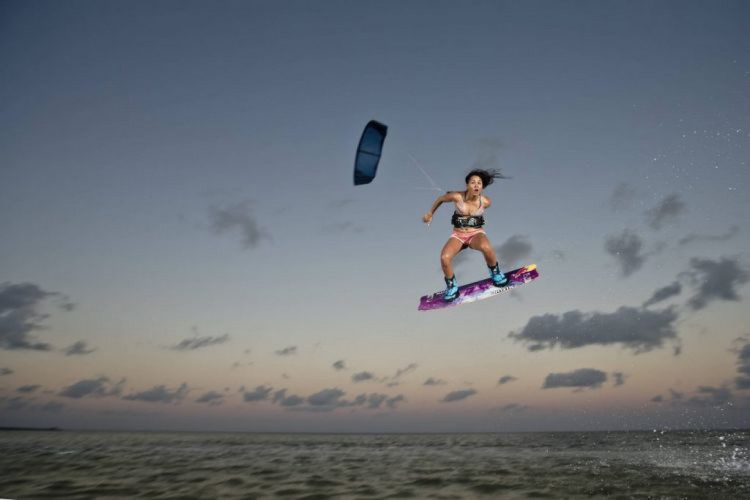 Bruna Kajiya faz manobra no kitesurfe