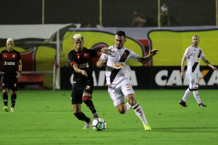 Vasco e Vitória disputam confronto hoje, quarta, 10 de novembro (10/11) pela Série B do Brasileirão; confira onde assistir ao vivo ao jogo, horário, provável escalação e demais informações 