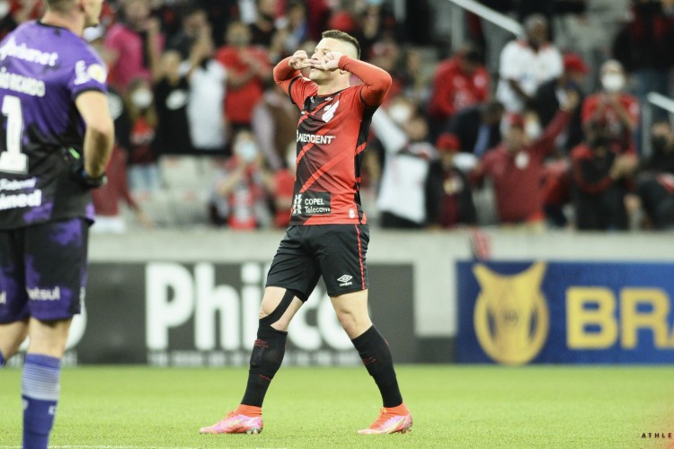 Atacante Renato Kayzer comemora gol no jogo Athletico-PR x Ceará, na Arena da Baixada, pelo Campeonato Brasileiro Série A