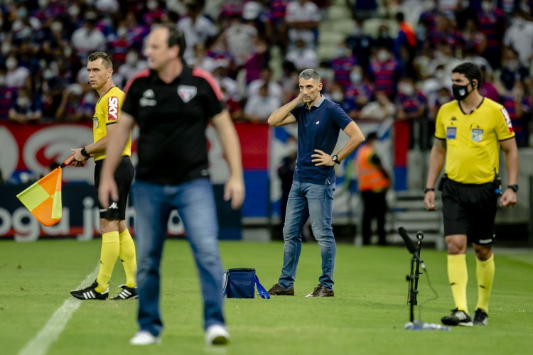 Rogério Ceni (desfocado) e Vojvoda (ao fundo), técnicos de São Paulo e Fortaleza