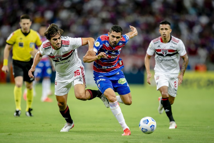 FORTALEZA, CE, BRASIL, 07-11.2021: Bruno Melo em disputa de bola. Fortaleza x São Paulo, pelo Campeonato Brasileiro 2021 na Arena Castelão. em epoca de COVID-19. (Foto:Aurelio Alves/ Jornal O POVO)