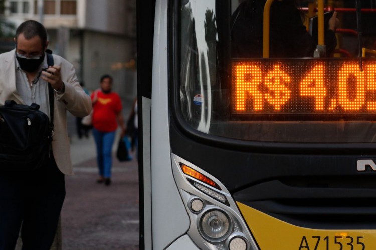 Rio de Janeiro - Ônibus do sistema público de transportes, no Centro do Rio. (Fernando Frazão/Agência Brasil)