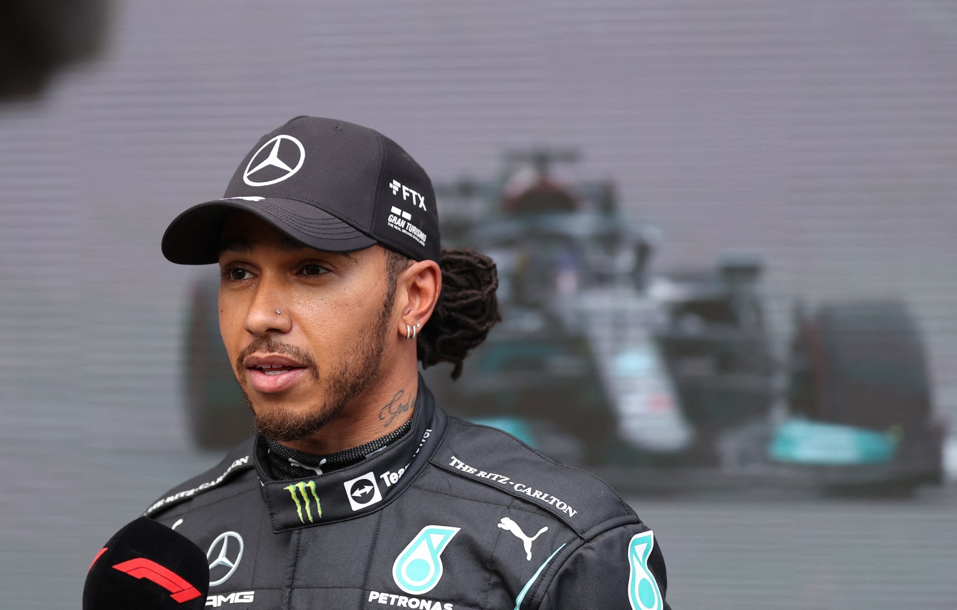 Hamilton é penalizado com perda de cinco posições na largada do GP