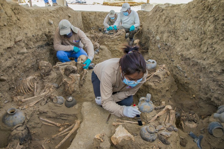 Foto divulgada pelo Ministério da Cultura do Peru mostra pessoas trabalhando no complexo arqueológico de Chan Chan após a descoberta de uma tumba com 25 restos mortais, em Trujillo.