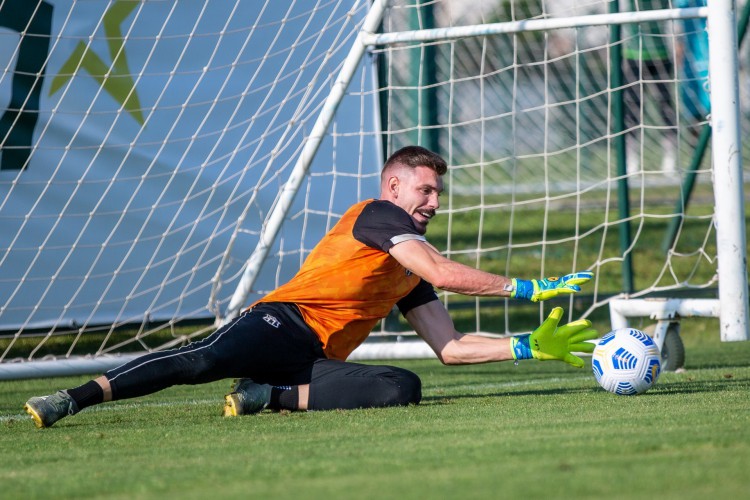 Goleiro João Ricardo com a bola em treino do Ceará no CT do Coritiba, em Colombo/PR