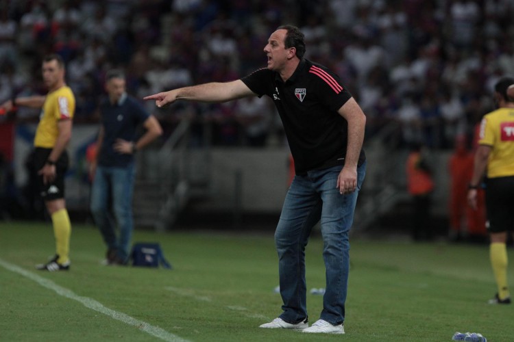 Técnico Rogério Ceni à beira do campo no jogo Fortaleza x São Paulo, na Arena Castelão, pelo Campeonato Brasileiro Série A