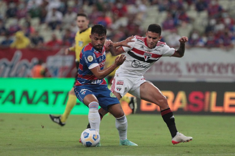 Volante Ronald e volante Rodrigo Nestor disputam bola no jogo Fortaleza x São Paulo, na Arena Castelão, pelo Campeonato Brasileiro Série A