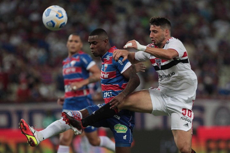 Zagueiro Marcelo Benevenuto e atacante Calleri disputam bola no jogo Fortaleza x São Paulo, na Arena Castelão, pelo Campeonato Brasileiro Série A