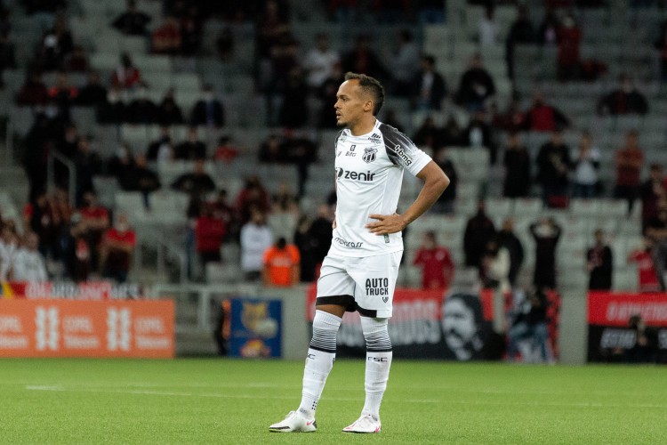 Lateral-esquerdo Bruno Pacheco no jogo Athletico-PR x Ceará, na Arena da Baixada, pelo Campeonato Brasileiro Série A