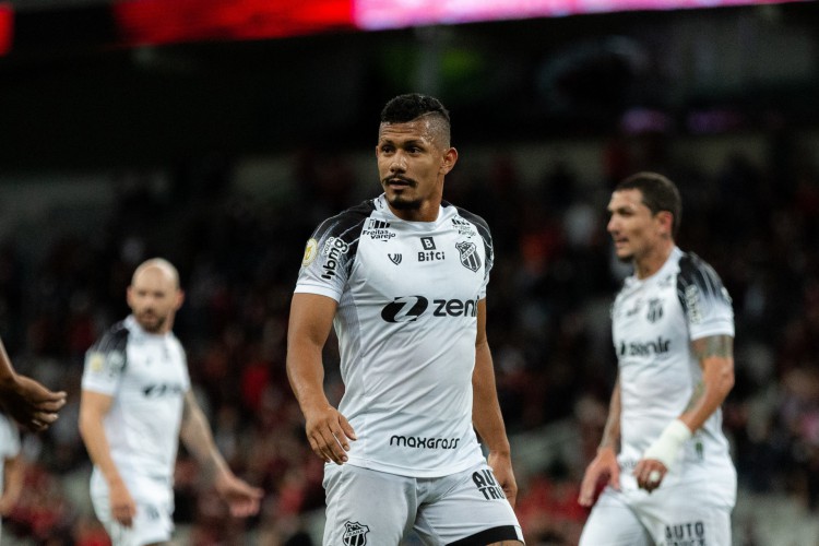 Volante Fernando Sobral no jogo Athletico-PR x Ceará, na Arena da Baixada, pelo Campeonato Brasileiro Série A