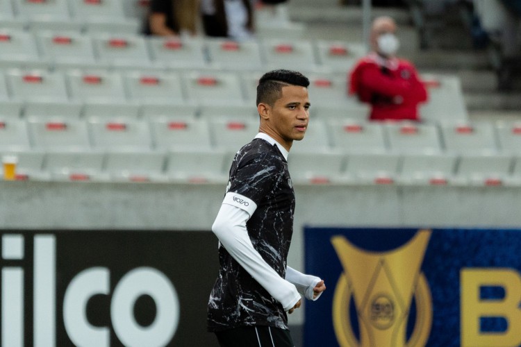 Atacante Erick em aquecimento antes do jogo Athletico-PR x Ceará, na Arena da Baixada, pelo Campeonato Brasileiro Série A